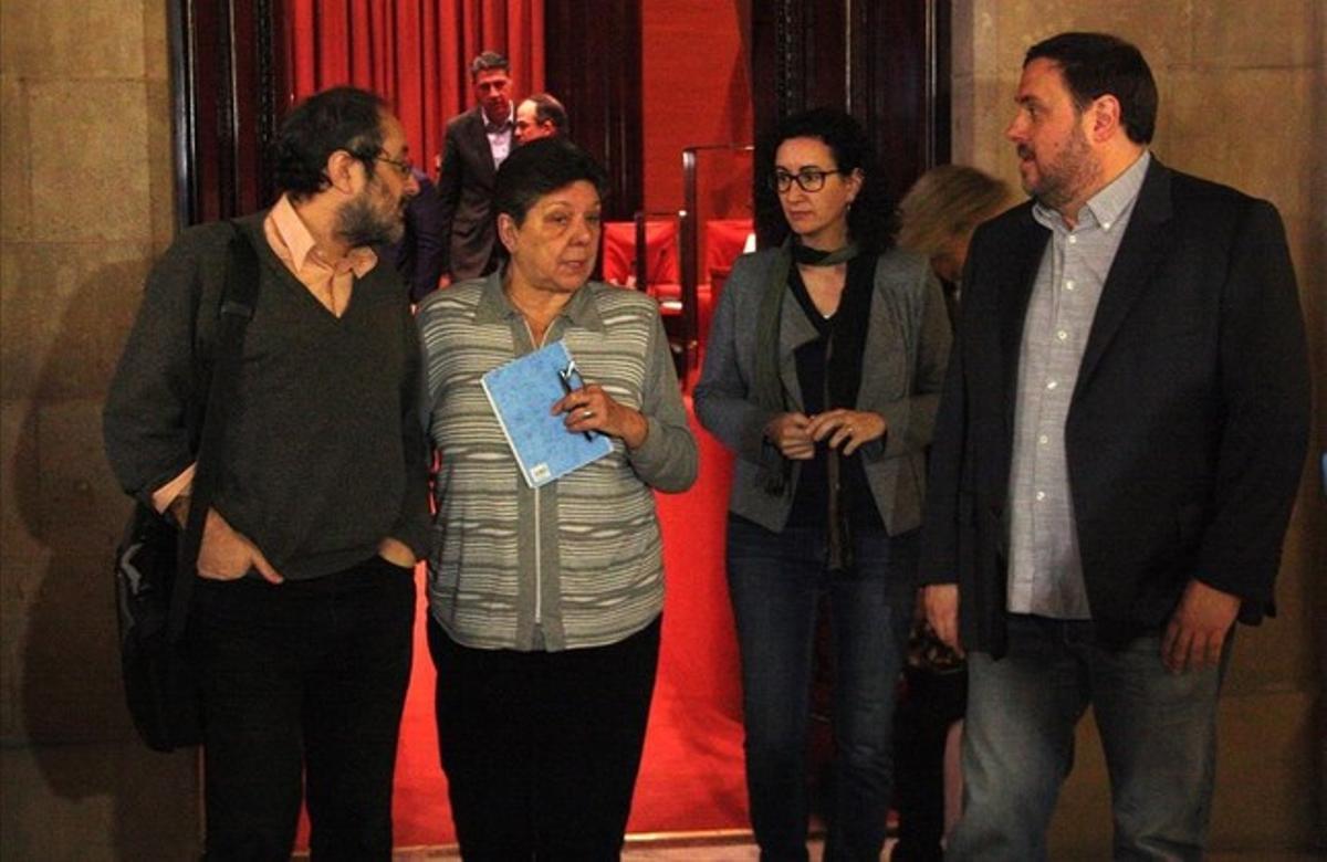 Antonio Baños, Gabriela Serra, Marta Rovira y Oriol Junqueras, este martes en los pasillos del Parlament.