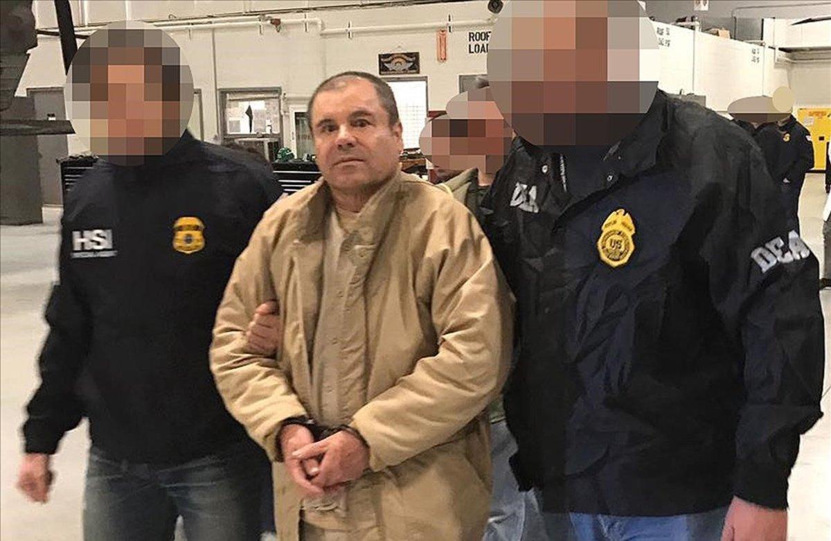 Joaquín ’El Chapo’ Guzmán, escoltado en Ciudad Juárez por la policía mexicana para su extradición a Estados Unidos.