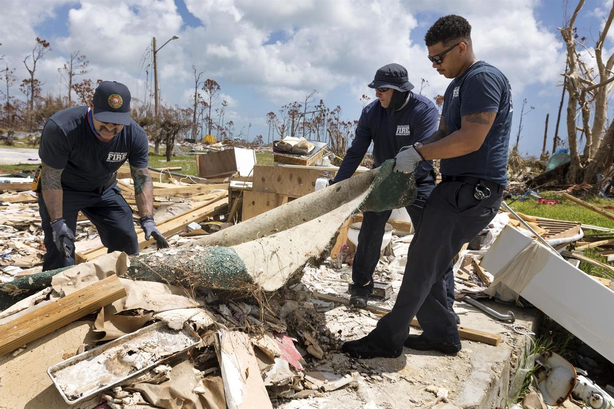 Bomberos de Palm Beach recogen escombros tras los destrozos provocados por el huracán Dorian. Bomberos de Palm Beach recogen escombros tras los destrozos provocados por el huracán Dorian.