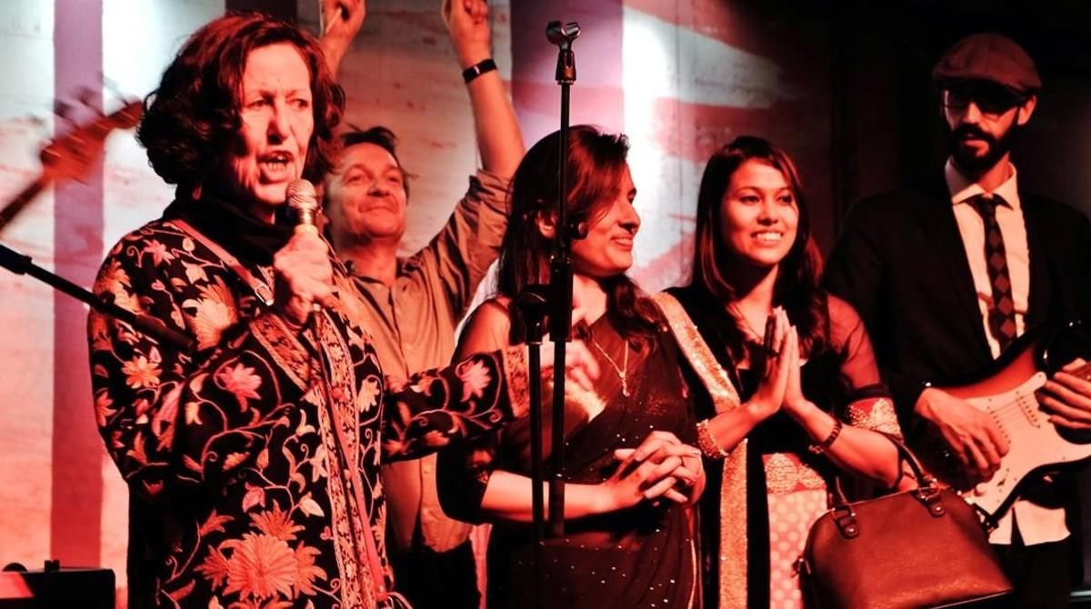 Marta Tatjer, de Chhimeki Nepal, con otras dos activistas, sobre el escenario del Ocaña, la noche del pasado lunes. Marta Tatjer, de Chhimeki Nepal, con otras dos activistas, sobre el escenario del Ocaña, la noche del pasado lunes.