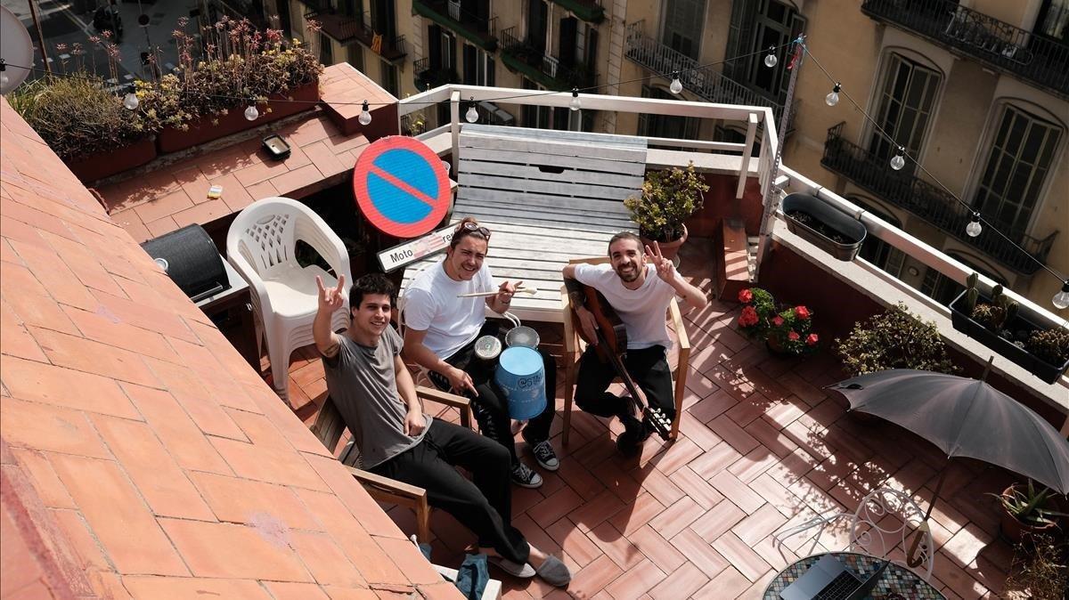 El trío Stay Homas: Klaus Stroink, Guillem Boltó y Rai Benet, fotografiados por su vecino de arriba en plena cuarentena musical en su terraza del Eixample. 
