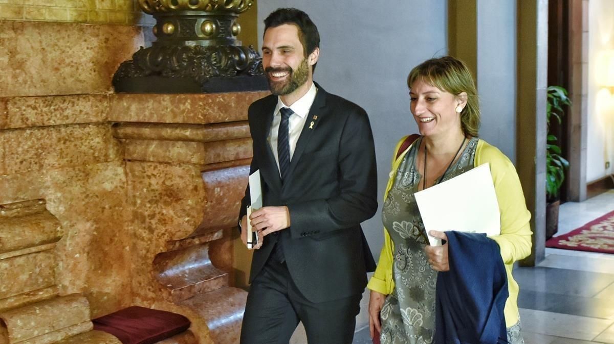 Roger Torrent y Alba Vergès se dirigen a la reunión de la Mesa, este viernes. Roger Torrent y Alba Vergès se dirigen a la reunión de la Mesa, este viernes.
