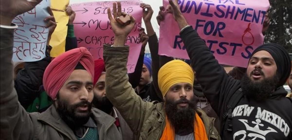 Estudiantes sijs en una manifestación en Nueva Delhi contra una violación en el 2012. Estudiantes sijs en una manifestación en Nueva Delhi contra una violación en el 2012.