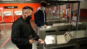 Usuarios del metro de Barcelona, con los títulos de transporte magnéticos que a medio plazo dejarán de usarse