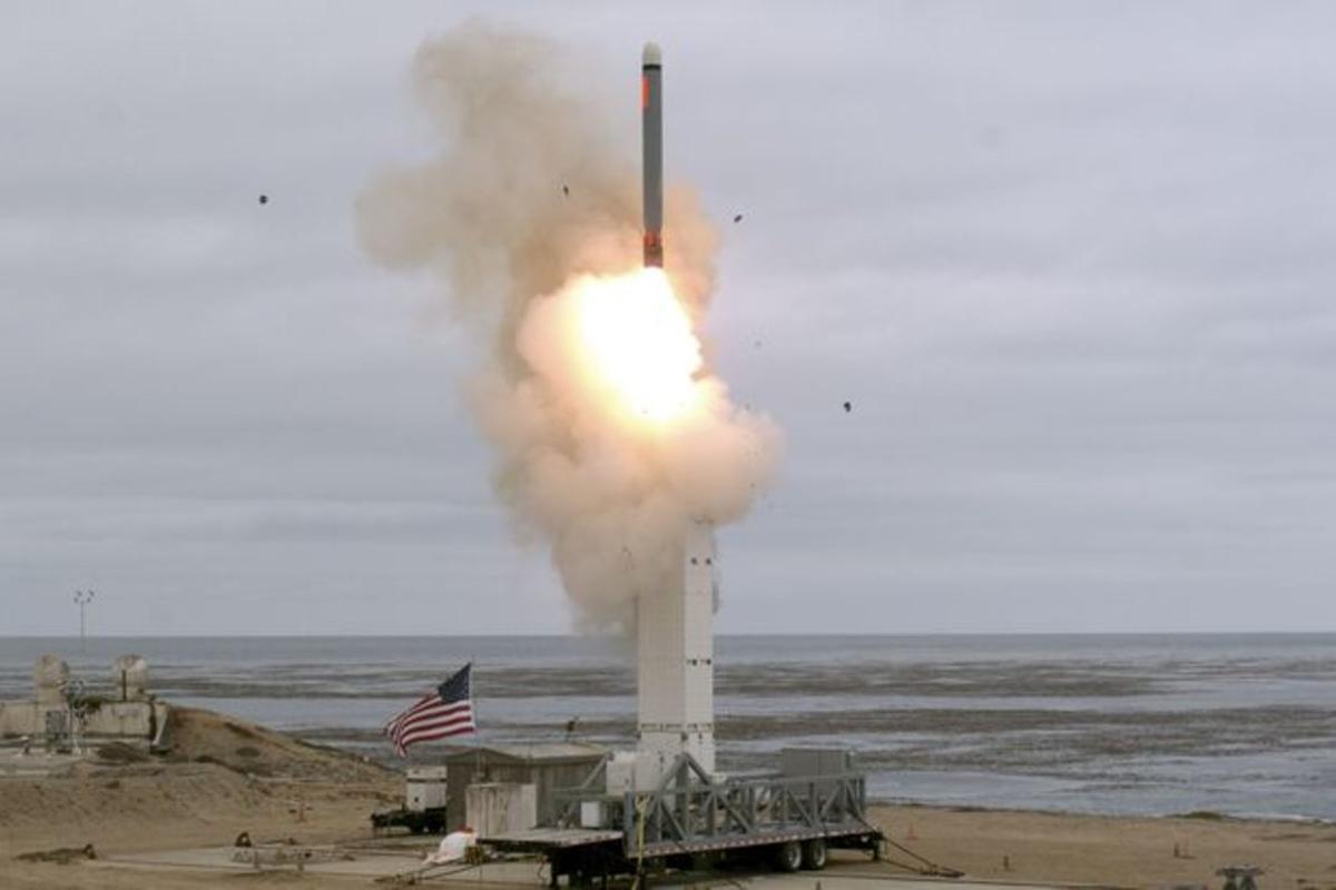 Lanzamiento de un misil desde una base de los EEUU.