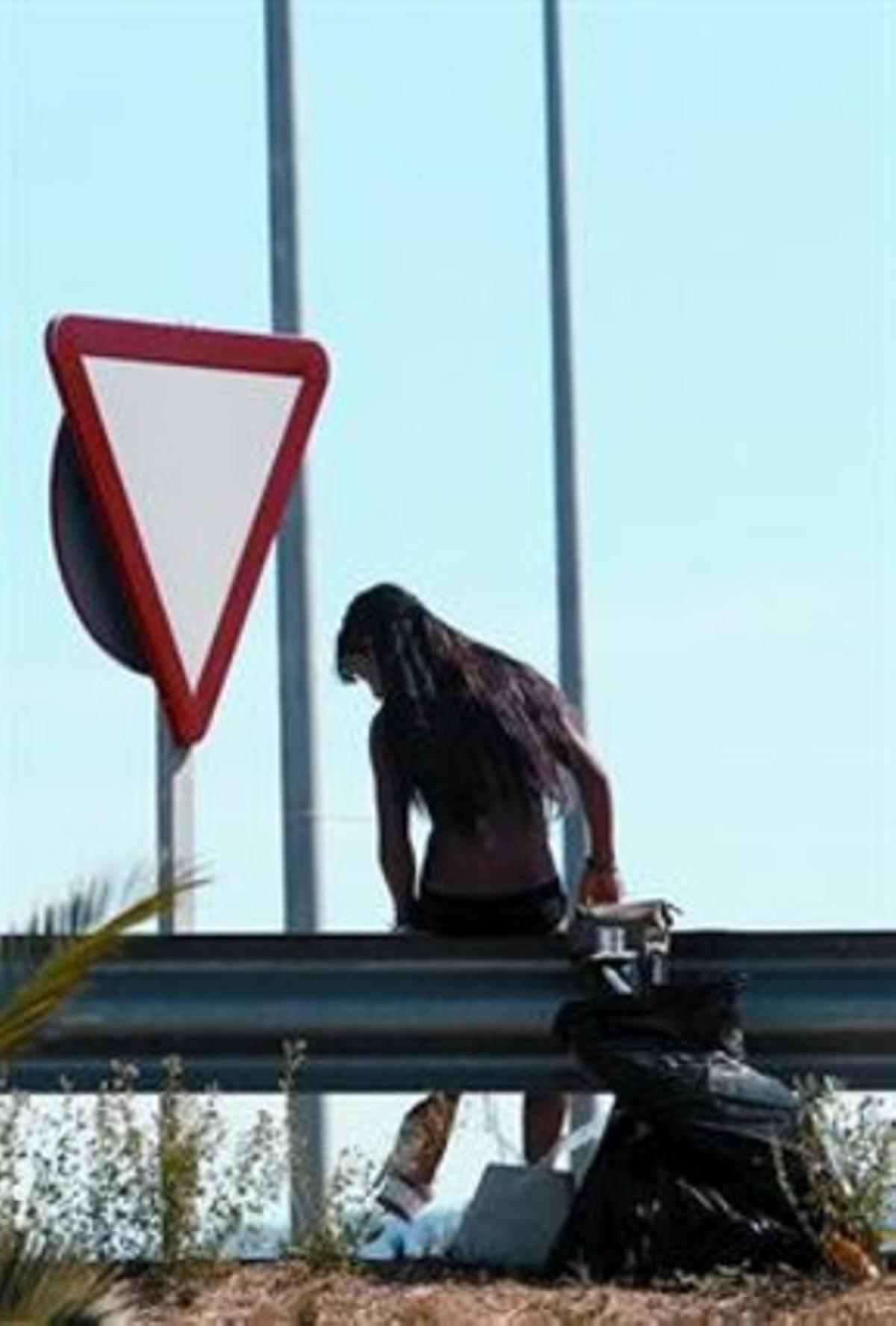 Una prostituta espera clientes en una rotonda de la carretera C-68, de Figueres a Roses, esta semana.