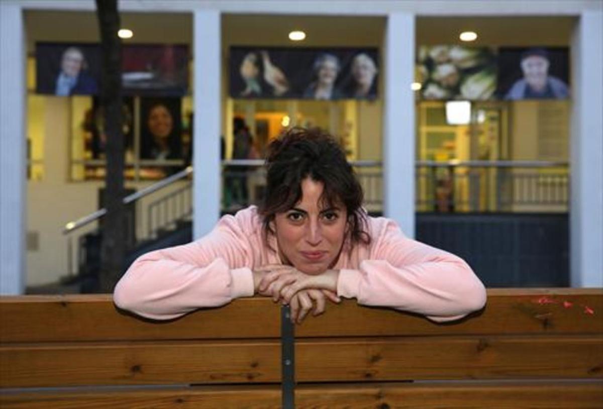 La actriz Alba Florejachs, delante del Centre Cívic Sant Martí, donde tantas horas pasó de niña y adolescente.