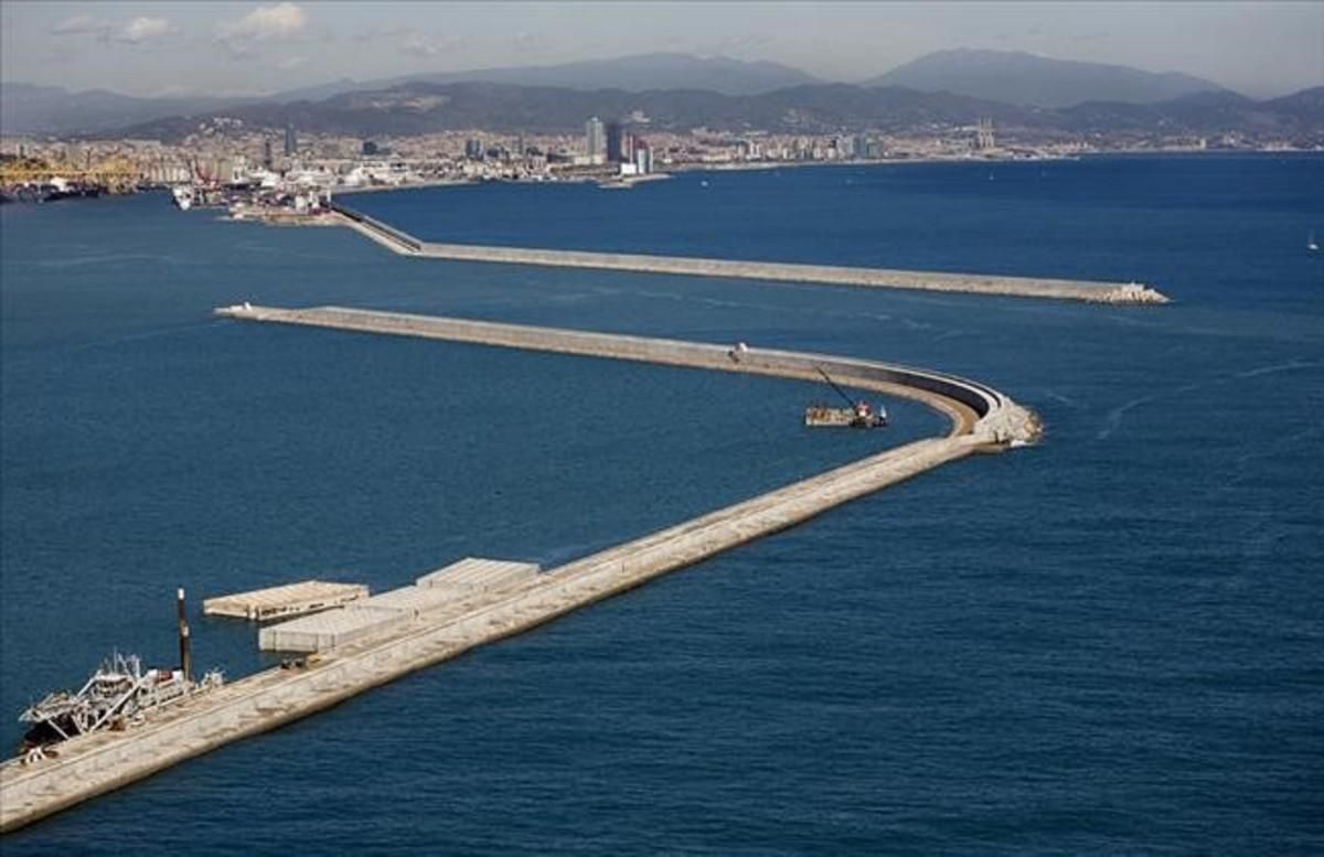 Vista aérea de los diques Este y Sur del puerto de Barcelona. Vista aérea de los diques Este y Sur del puerto de Barcelona.