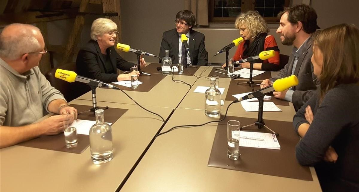 El expresidente  Puigdemont y los exconsellers durante la entrevista, en Bruselas, a Catalunya Ràdio.