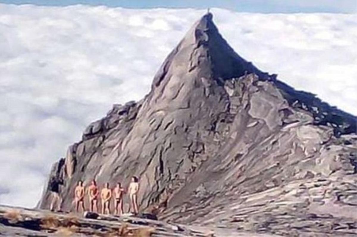 La foto de los turistas desnudos en la montaña Kinabalu, en Malasia.