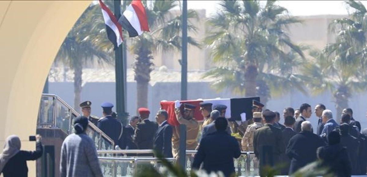 La guardia de honor traslada el ataud con los restos del expresidente egipcio Hosni Mubarak. La guardia de honor traslada el ataud con los restos del expresidente egipcio Hosni Mubarak.