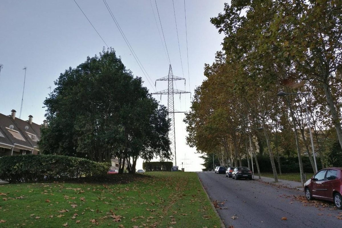 La línea eléctrica que atravieza Can Fatjó es de 220 kv La línea eléctrica que atravieza Can Fatjó es de 220 kv