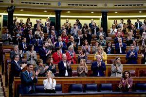  Pleno del Congreso sobre los Presupuestos Generales de 2023. En la imagen Pedro Sánchez y Yolanda Díaz junto a la bancada socialista aplauden a la ministra de Hacienda María Jesús Montero.