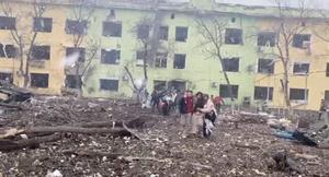 Rescate de los heridos del hospital infantil de Mariúpol tras un bombardeo ruso.