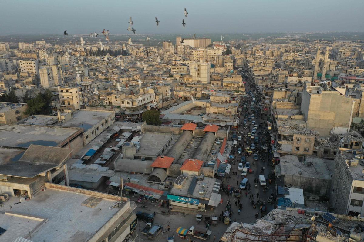 Imagen aérea de la ciudad de Idlib, último bastión opositor en Siria, el 2 de abril de 2022