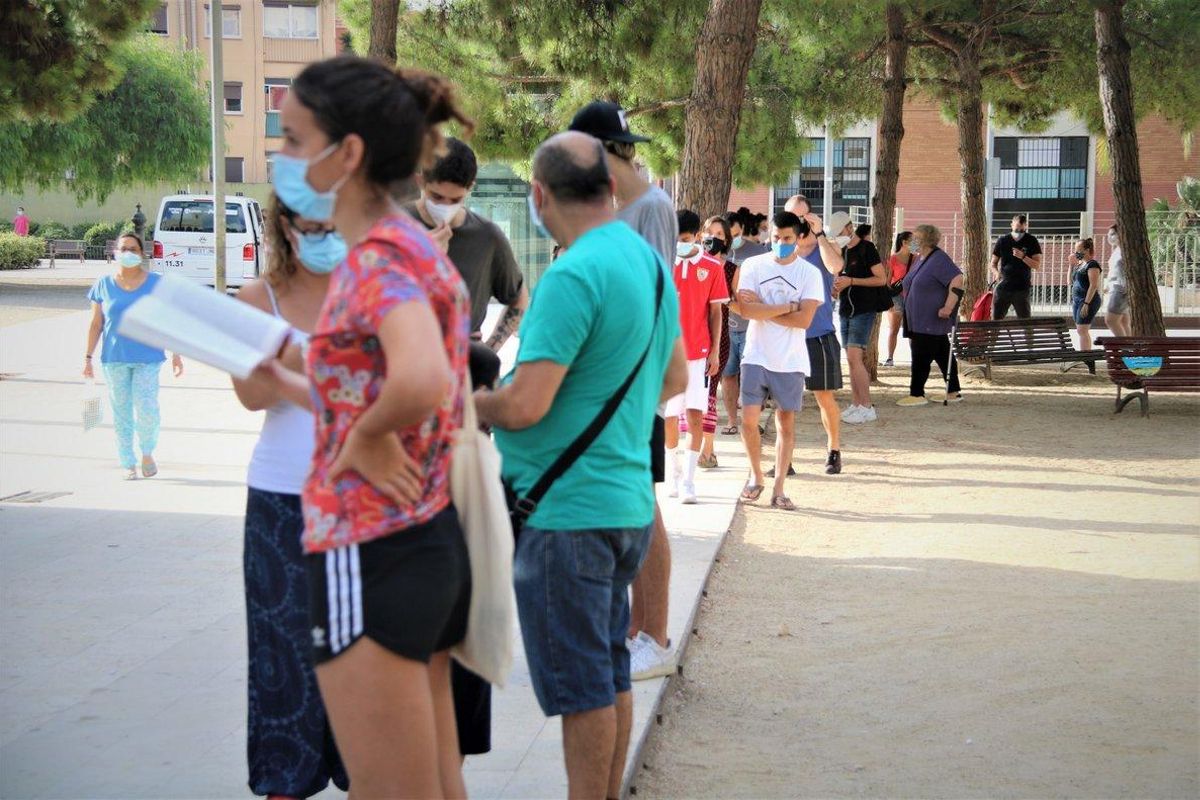 Colas en el primer día de PCR voluntarias en L’Hospitalet de Llobregat. Colas en el primer día de PCR voluntarias en L’Hospitalet de Llobregat.