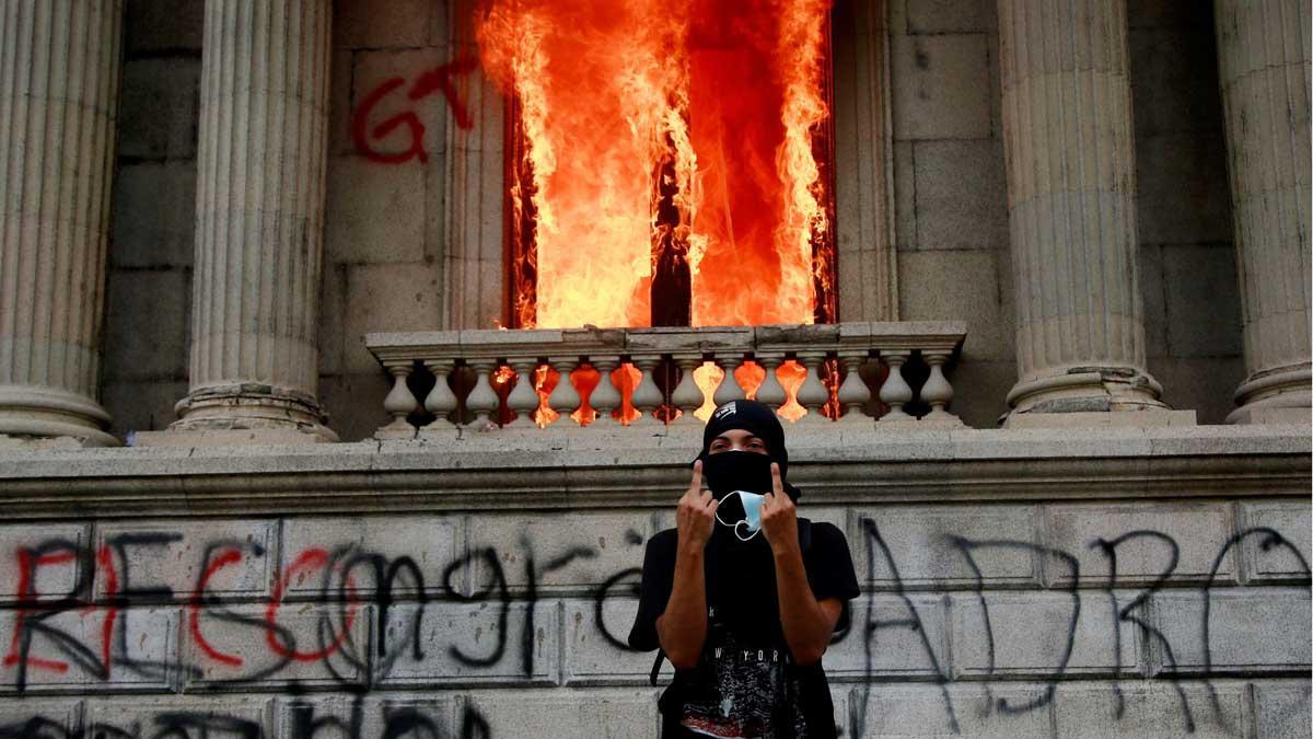 Centenars de manifestants ocupen el Congrés de Guatemala i li calen foc
