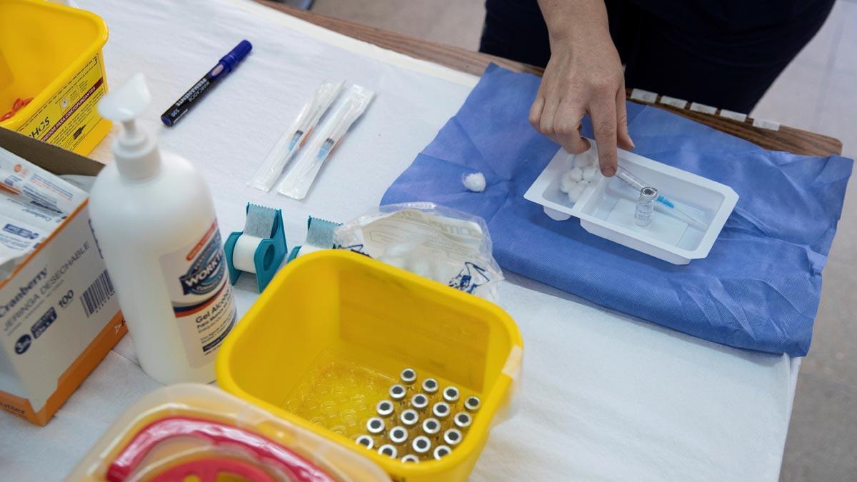 Preparación de una dosis de la vacuna contra el covid en un centro de salud. Preparación de una dosis de la vacuna contra el covid en un centro de salud.