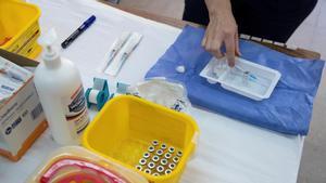 Preparación de una dosis de la vacuna contra el covid en un centro de salud.