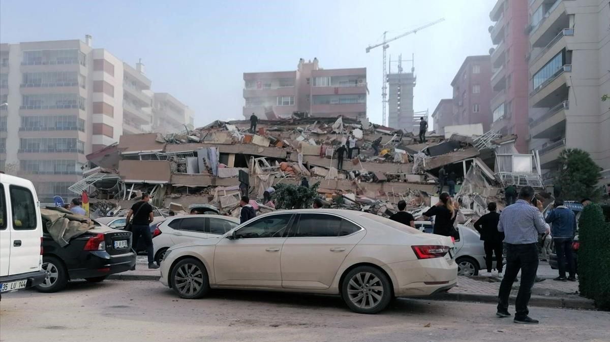 Edificio derrumbado en la población turca de Izmir por el terremoto de este viernes. Edificio derrumbado en la población turca de Izmir por el terremoto de este viernes.