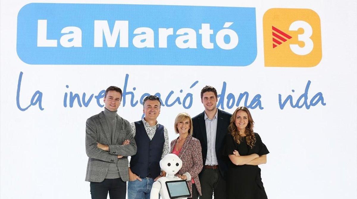 Eloi Cordomí, Ramon Gener, Gemma Nierga, Roger Escapa y Sheila Alen, junto con el robot Pepper, en ’La Marató’ de TV-3. Eloi Cordomí, Ramon Gener, Gemma Nierga, Roger Escapa y Sheila Alen, junto con el robot Pepper, en ’La Marató’ de TV-3.