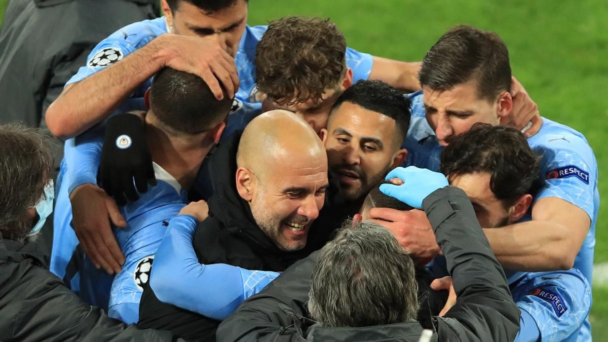 Guardiola celebra un triunfo con el Manchester City, campeón de la Premier. Guardiola celebra un triunfo con el Manchester City, campeón de la Premier.