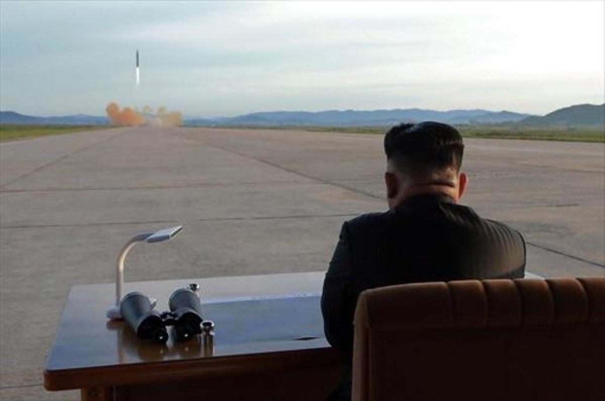Kim Jong-un observa el lanzamiento de un misil, en una foto sin fecha. Kim Jong-un observa el lanzamiento de un misil, en una foto sin fecha.