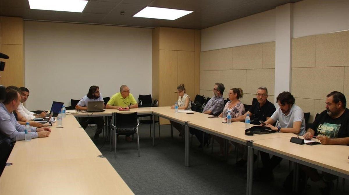 Reunión de mediación entre el comité de huelga de Trablisa y la dirección de la empresa en Treball. Reunión de mediación entre el comité de huelga de Trablisa y la dirección de la empresa en Treball.