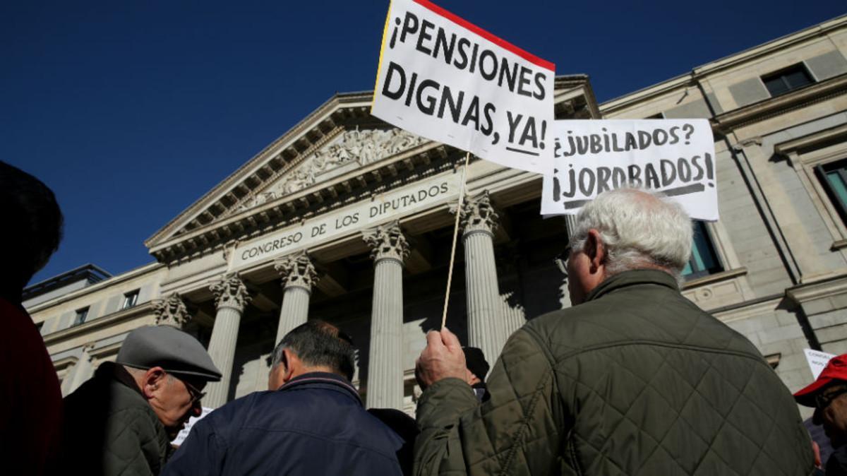 Un  grupo de jubilados protesta ante el Comgreso de los Diputados el pasado día 22.  