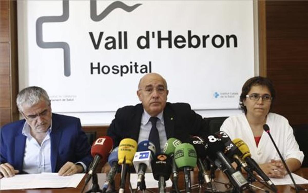 Boi Ruiz (centro), junto a la especialista de la UCI de Pediatría, Montse Pujol (derecha), y el director general de Salut Pública, Antoni Mateo, este sábado en el Vall d’Hebrón.
