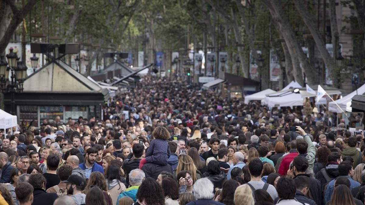Las Rambles, llenas de gente, el día de Sant Jordi Las Rambles, llenas de gente, el día de Sant Jordi