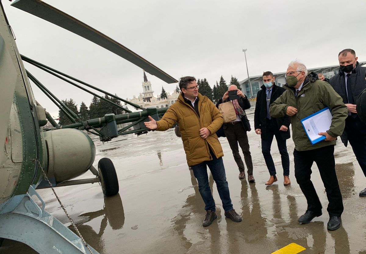 El ministro de Exteriores de Ucrania, Dmytro Kuleba, invita al Alto Representante de Política Exterior de la UE, Josep Borrell, a subir al helicóptero en el aeropuerto internacional de Kharkiv. El ministro de Exteriores de Ucrania, Dmytro Kuleba, invita al Alto Representante de Política Exterior de la UE, Josep Borrell, a subir al helicóptero en el aeropuerto internacional de Kharkiv.