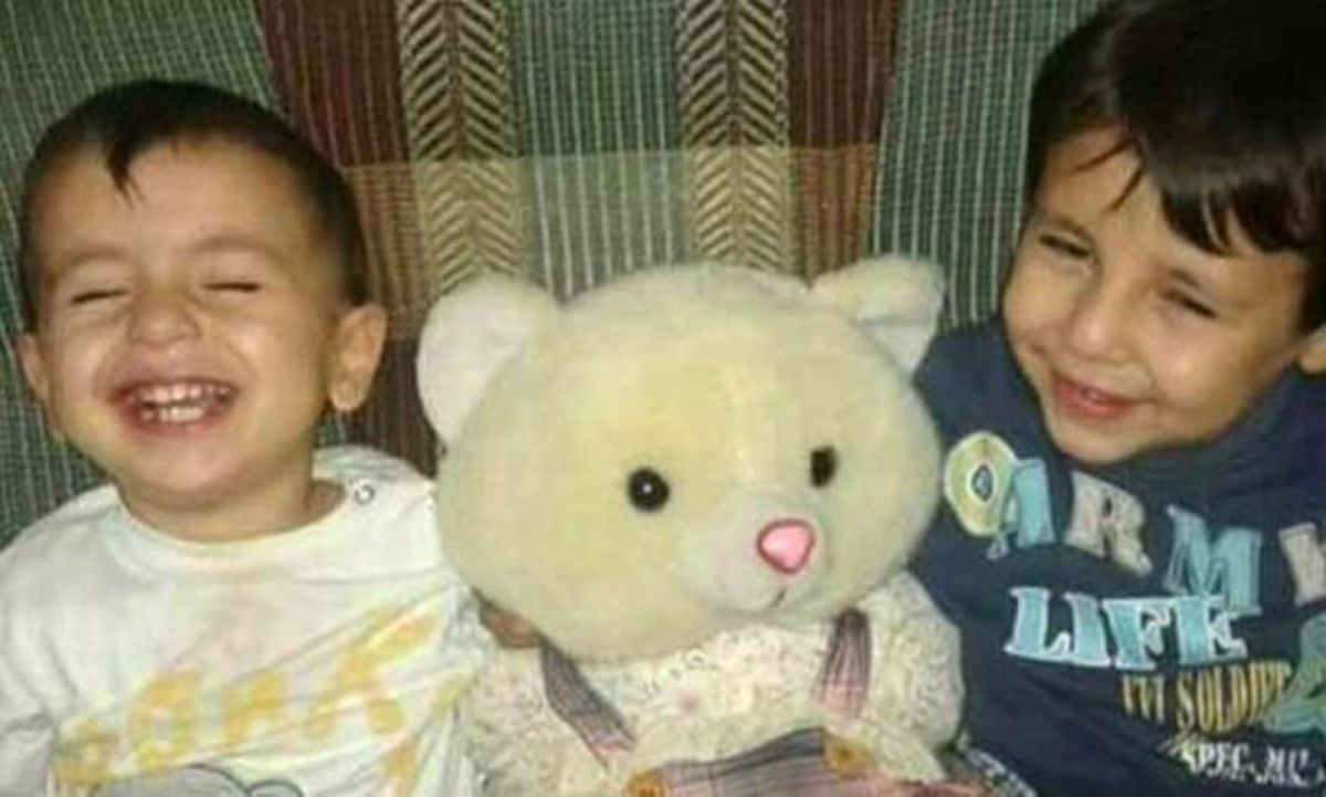 El niño sirio Aylan, de 3 años, y su hermano mayor Galip, de 5, ríen mientras juegan con un osito de peluche. El niño sirio Aylan, de 3 años, y su hermano mayor Galip, de 5, ríen mientras juegan con un osito de peluche.
