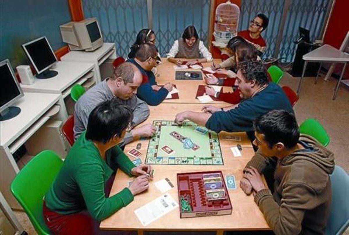 Sede del centro 8 Algunos socios comparten juegos de mesa en las instalaciones de la calle de la Torre. Sede del centro 8 Algunos socios comparten juegos de mesa en las instalaciones de la calle de la Torre.