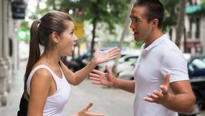 Una pareja discute en la calle.