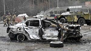 Un coche destruido por un ataque con misiles en la ciudad de Brovary, a las afueras de Kiev.