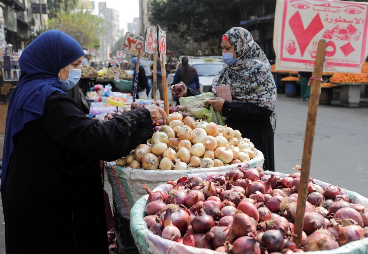 Dos mujeres compran en un mercado callejero de El Cairo.