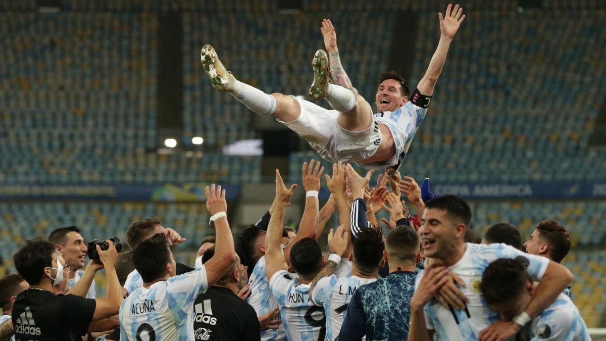 Messi, manteado por sus compañeros de la selección argentina, el pasado día 11, en Río de Janeiro, tras ganar la Copa América. Messi, manteado por sus compañeros de la selección argentina, el pasado día 11, en Río de Janeiro, tras ganar la Copa América.