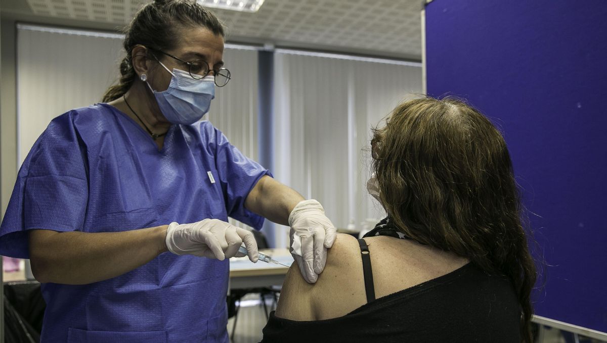 Una enfermera administra la segunda dosis de Pfizer a una paciente Una enfermera administra la segunda dosis de Pfizer a una paciente