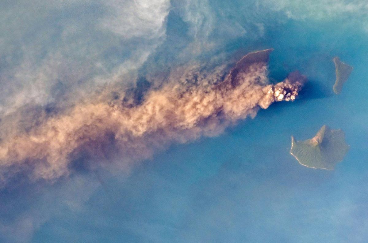 Krakatoa (Indonesia), 24/09/2018.- (FILE) - A handout file photo made available by NASA on 23 December 2018 shows a photo snapped by European Space Agency (ESA) astronaut Alexander Gerst from the International Space Station (ISS) of volcano Anak Krakatau erupting volcanic ash and steam over the waters of the Sunda Strait, Indonesia, 24 September 2018. A tsunami that hit coastal areas on Indonesia’s Sunda Straight on 22 December 2018, has killed at least 62 people and injured over 580 others. The Indonesian disaster management agency warned that the death toll is likely to rise. A possible cause of the seismic sea wave was believed to be undersea landslides related to Anak Krakatau’s volcanic activity. The tsunami struck at around 21:30 local time (14:30GMT) on 22 December 2018. EFE/EPA/ALEX GERST/ESA/NASA HANDOUT HANDOUT EDITORIAL USE ONLY/NO SALES