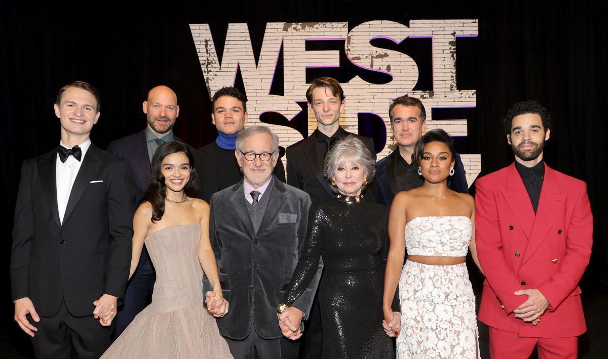 Presentación en Nueva York de ’West Side Story’ con Steven Spielberg, flanqueado por Rachel Zegler y Rita Moreno, junto con el resto del reparto. 