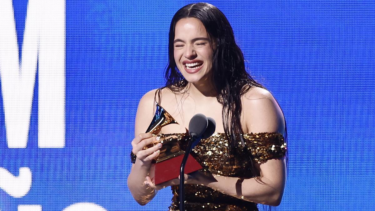 Rosalía recoge uno de sus premios Grammy Latinos.