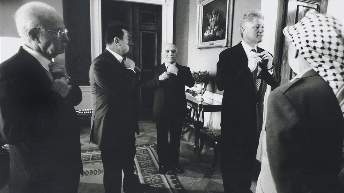 Los protagonistas de los acuerdos de Oslo en la Casa Blanca en septiembre de 1995: de derecha a izquerda, el exlíder palestino, Yaser Arafat, el expresidente de EEUU, Bill Clinton, el exrey de Jordania, Husein, el expresidente de Egipto, Hosni Mubarak, y el exprimer ministro israelí, Yitzjak Rabin. Los protagonistas de los acuerdos de Oslo en la Casa Blanca en septiembre de 1995: de derecha a izquerda, el exlíder palestino, Yaser Arafat, el expresidente de EEUU, Bill Clinton, el exrey de Jordania, Husein, el expresidente de Egipto, Hosni Mubarak, y el exprimer ministro israelí, Yitzjak Rabin.