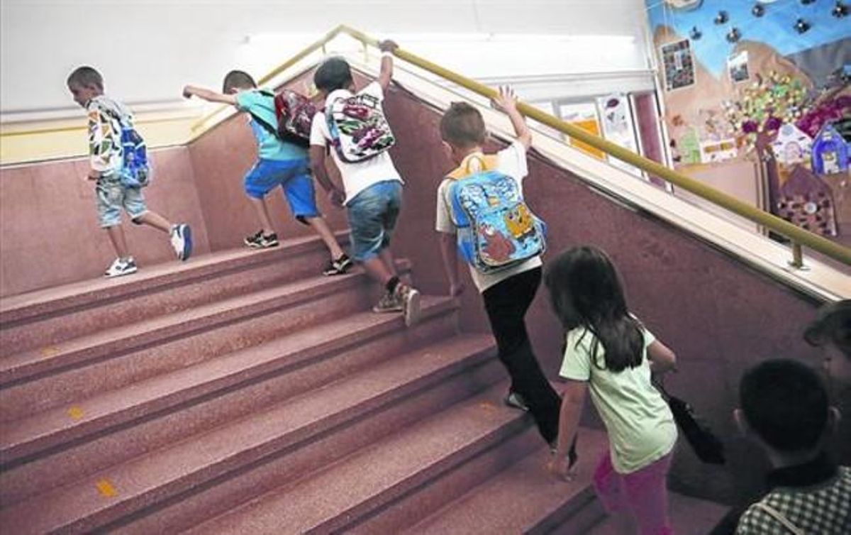 Un grupo de escolares se dirige a su aula en el primer día de clase en el colegio Josep Carner de Badalona. Un grupo de escolares se dirige a su aula en el primer día de clase en el colegio Josep Carner de Badalona.