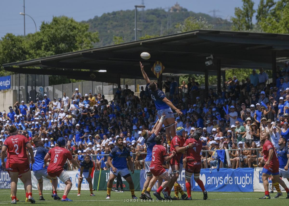La Santboiana gana una touch en el partido de la final de Liga ante Ordizia. / Foto Jordi Elías