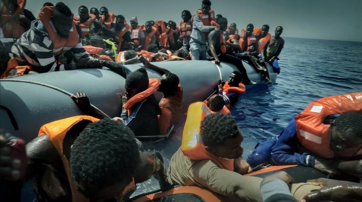Rescate en alta mar de una barca repleta de inmigrantes y refugiados africanos, en aguas de Libia, este verano. Rescate en alta mar de una barca repleta de inmigrantes y refugiados africanos, en aguas de Libia, este verano.