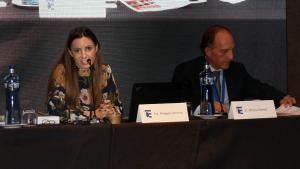 La jueza Amagoia Serrano y Alfonso Gómez, del consejo directivo de Refor, durante la jornada XV Fórum Concursal organizado por el Col·legi d’Economistes de Catalunya. 