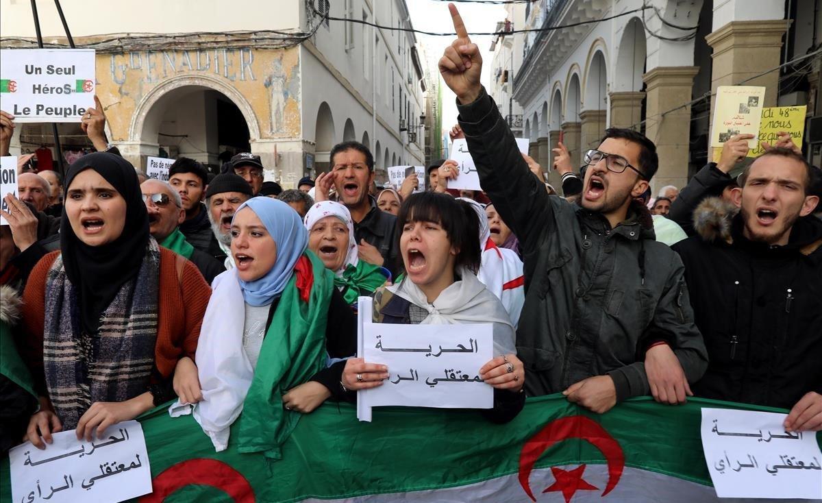 Algèria acumula un any de protestes