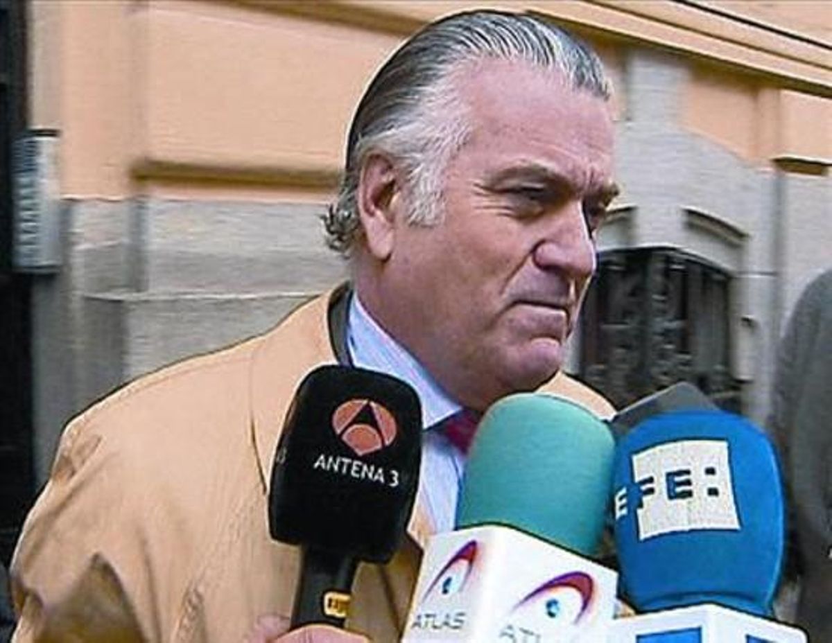 Luis Bárcenas responde a los periodistas, ayer a la salida de su casa. Luis Bárcenas responde a los periodistas, ayer a la salida de su casa.