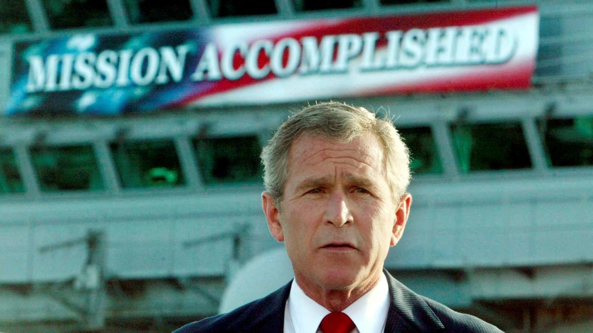 El entonces presidente de EEUU, George W. Bush, durante el discurso que dio a bordo del portaviones USS Abraham Lincoln.